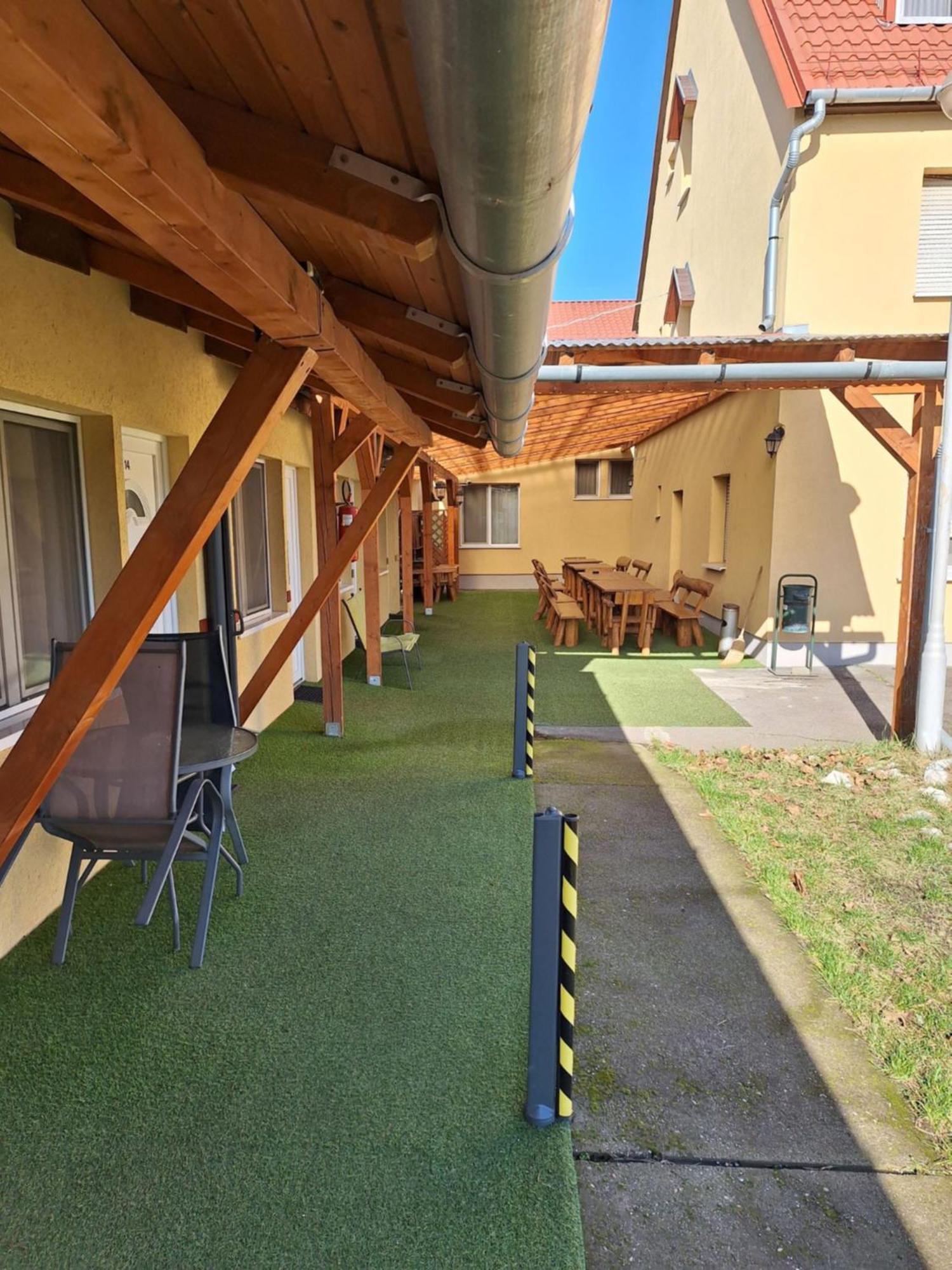 Bed and Breakfast Fenyő Panzió Mezőkövesd Exterior foto